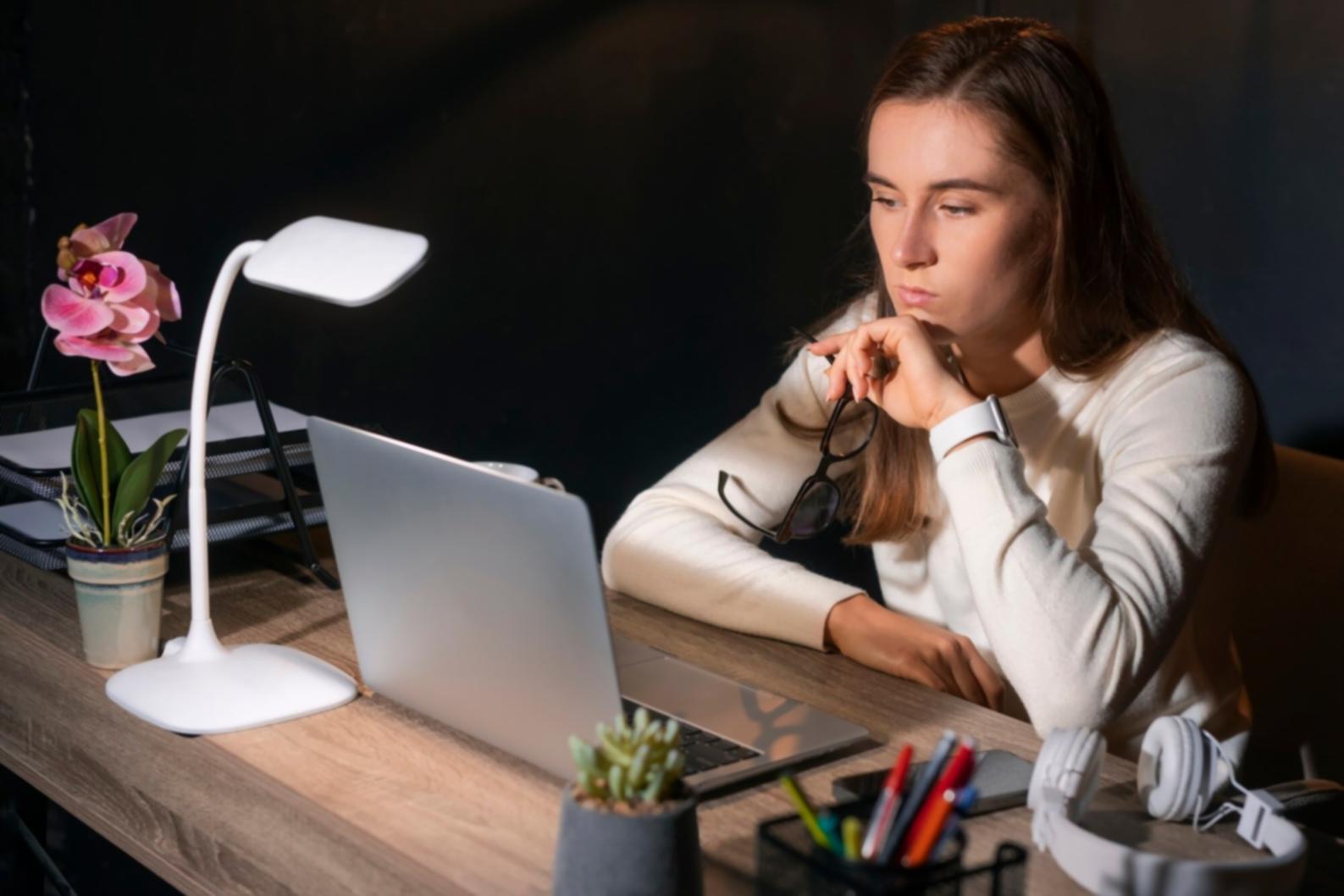Professionnel préparant son entretien dans un environnement de travail moderne